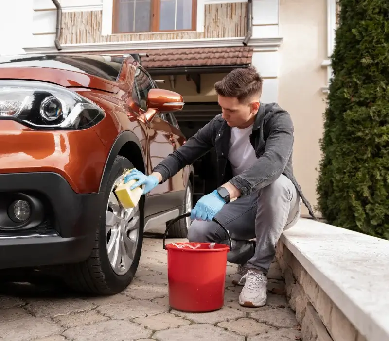 Lavage auto à domicile Pamfou : professionnel intervenant sur un véhicule